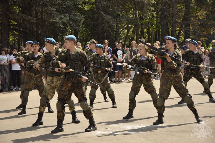 Смоленские росгвардейцы посетили детский военно-патриотический лагерь
