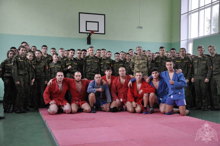 Военнослужащие и сотрудники Росгвардии провели мастер-класс по самбо для смоленских кадетов и рассказали о службе