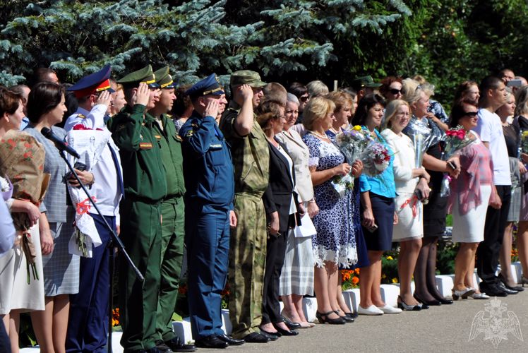 Военнослужащие и сотрудники Росгвардии приняли участие в торжественных мероприятиях, посвященных Дню знаний в Смоленске