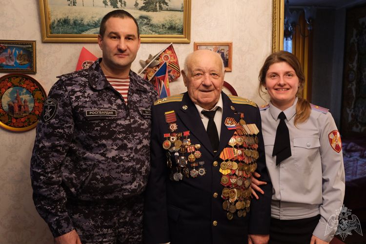 ПРЕДСТАВИТЕЛИ РУКОВОДСТВА УПРАВЛЕНИЯ РОСГВАРДИИ ПО СМОЛЕНСКОЙ ОБЛАСТИ НАВЕСТИЛИ ВЕТЕРАНА ВЕЛИКОЙ ОТЕЧЕСТВЕННОЙ ВОЙНЫ (Видео)