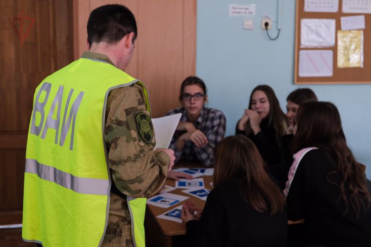 В Смоленске автоинспектор Росгвардии напомнил о правилах дорожного движения