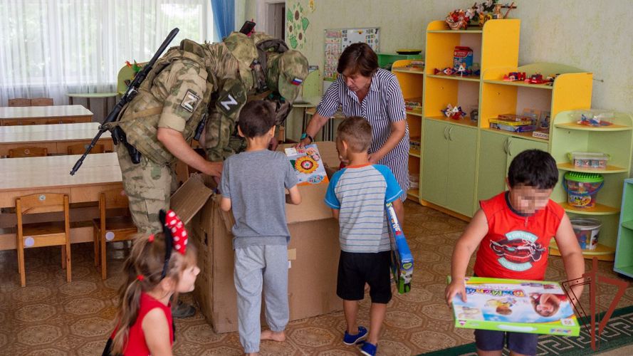 Росгвардейцы доставили детские игрушки воспитанникам детского сада в Херсонской области 