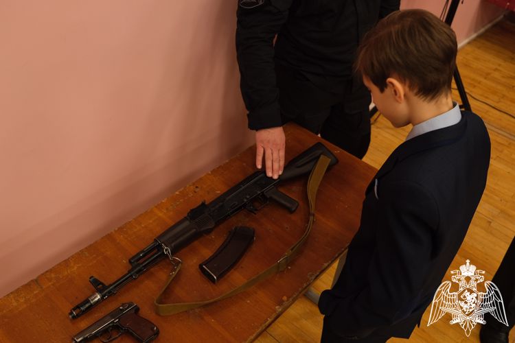Смоленские росгвардейцы провели патриотические мероприятия для школьников