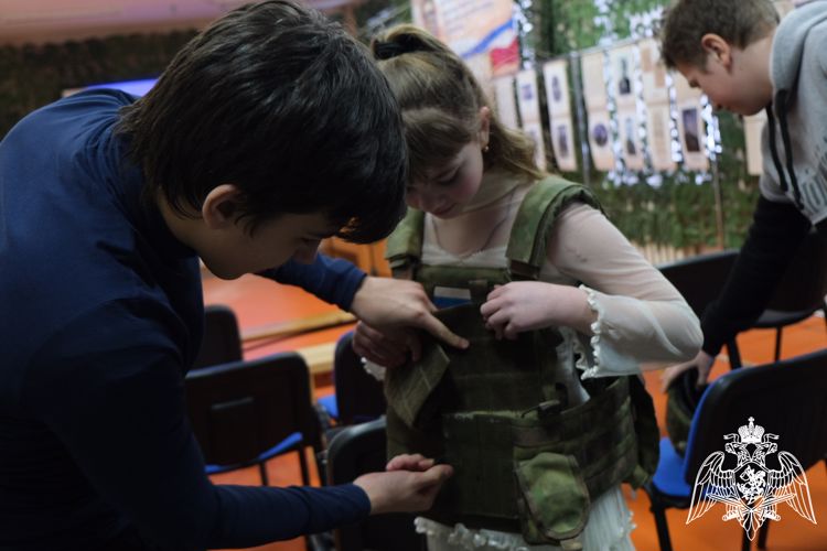 Смоленские росгвардейцы провели патриотические мероприятия для школьников