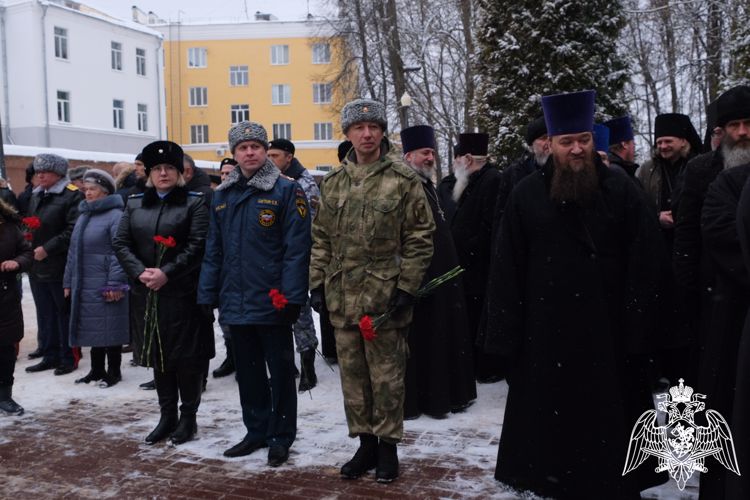 В Смоленске росгвардейцы приняли участие в митинге,  посвященном Дню защитника Отечества
