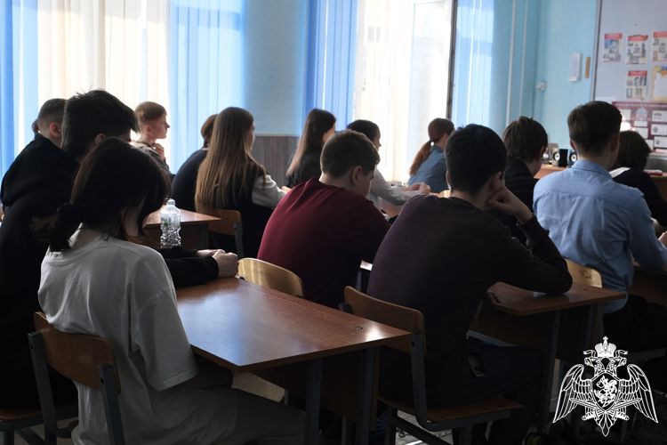 Смоленские росгвардейцы провели патриотическое мероприятие для школьников