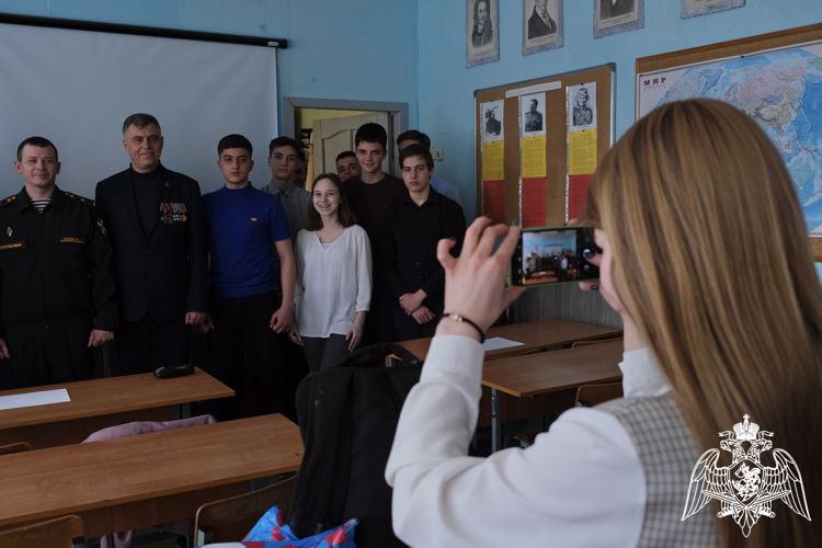 Смоленские росгвардейцы провели патриотическое мероприятие для школьников