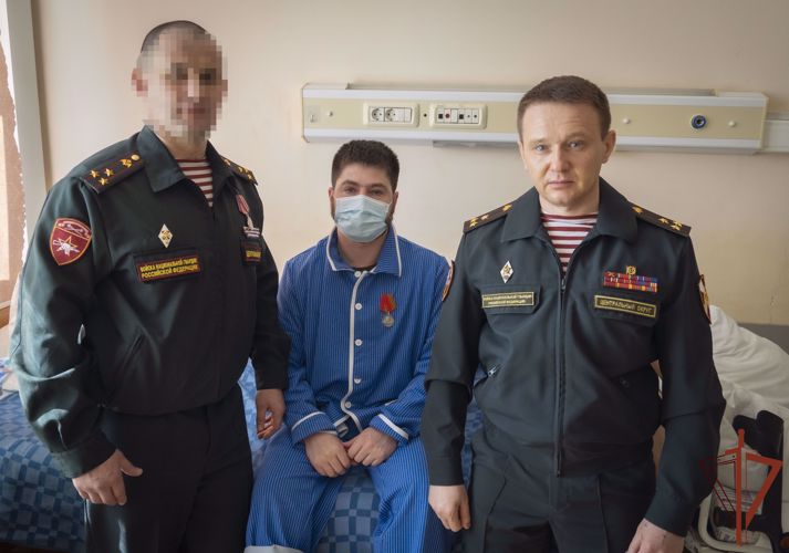 Заместитель командующего Центральным округом Росгвардии вручил государственную награду спецназовцу из Смоленска  