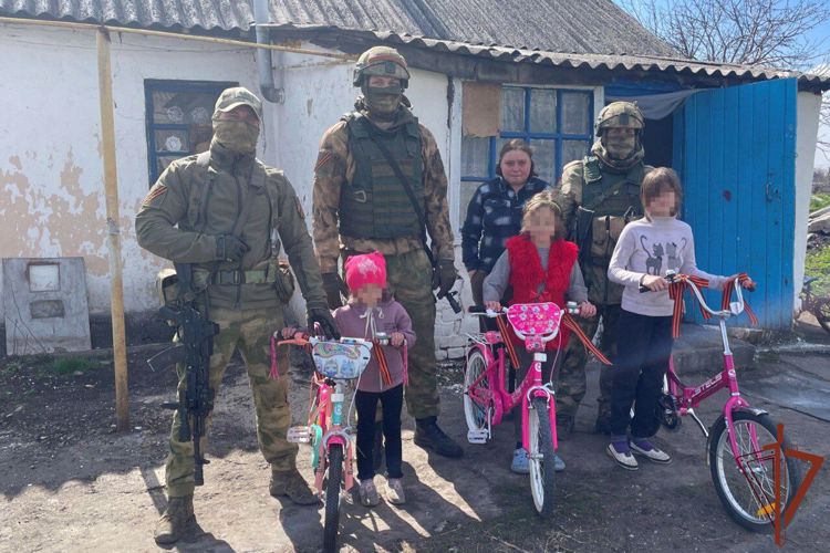 Росгвардейцы - участники спецоперации подарили велосипеды детям погибшего сотрудника народной милиции ЛНР