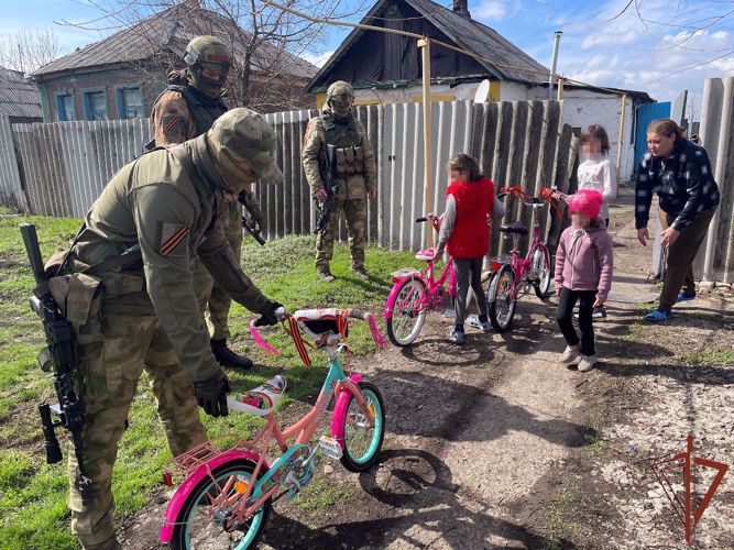 Росгвардейцы - участники спецоперации подарили велосипеды детям погибшего сотрудника народной милиции ЛНР