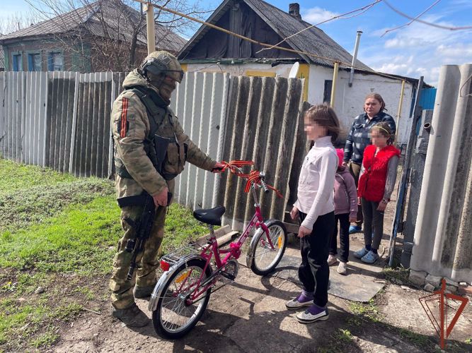 Росгвардейцы - участники спецоперации подарили велосипеды детям погибшего сотрудника народной милиции ЛНР