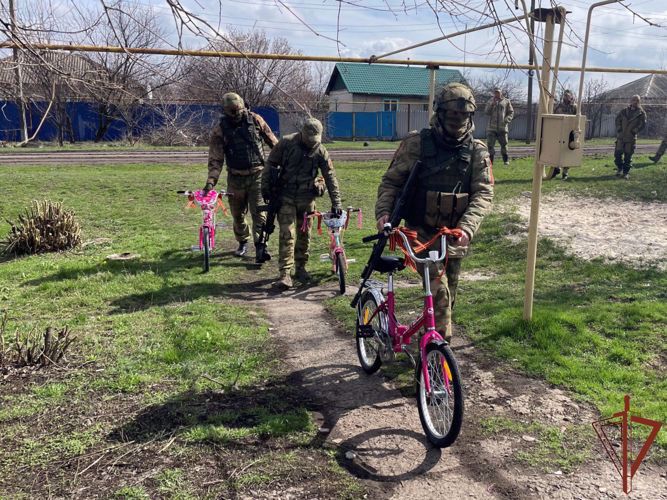Росгвардейцы - участники спецоперации подарили велосипеды детям погибшего сотрудника народной милиции ЛНР