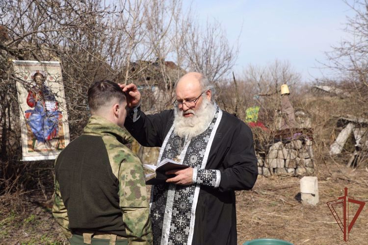 В преддверии Пасхи к росгвардейцам в регион проведения СВО привезли  уникальную хоругвь из соловецкого монастыря 