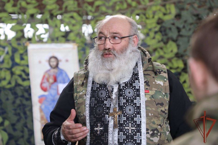 В преддверии Пасхи к росгвардейцам в регион проведения СВО привезли  уникальную хоругвь из соловецкого монастыря 