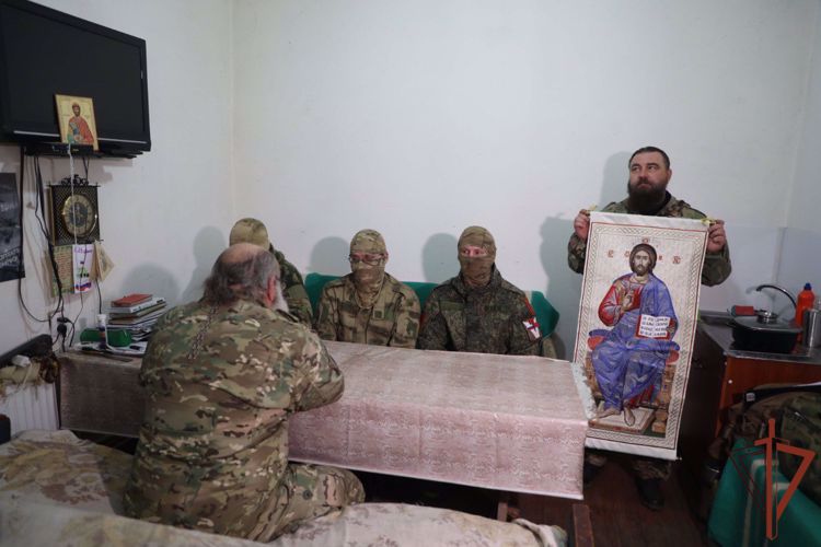 В преддверии Пасхи к росгвардейцам в регион проведения СВО привезли  уникальную хоругвь из соловецкого монастыря 
