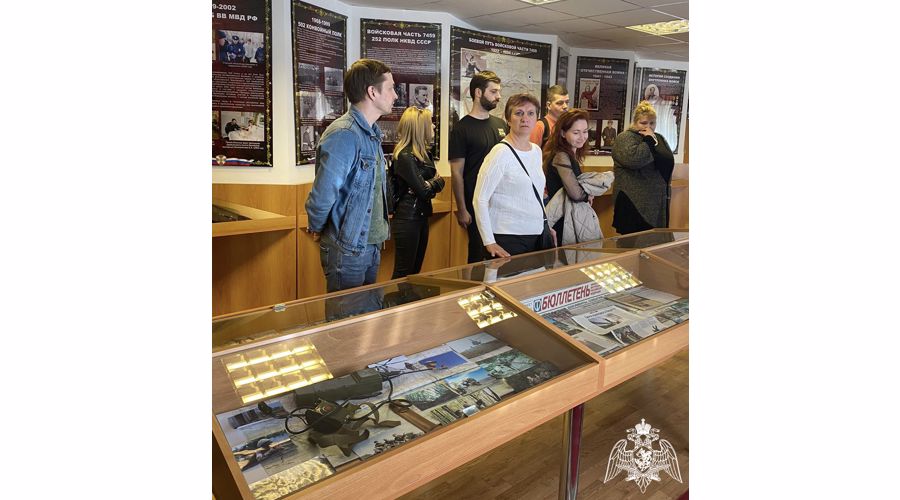 В Смоленске семьи военнослужащих посетили спектакль