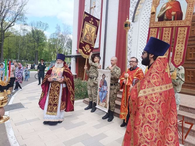 Уникальная хоругвь из Соловецкого монастыря вернулась в главный храм Росгвардии 