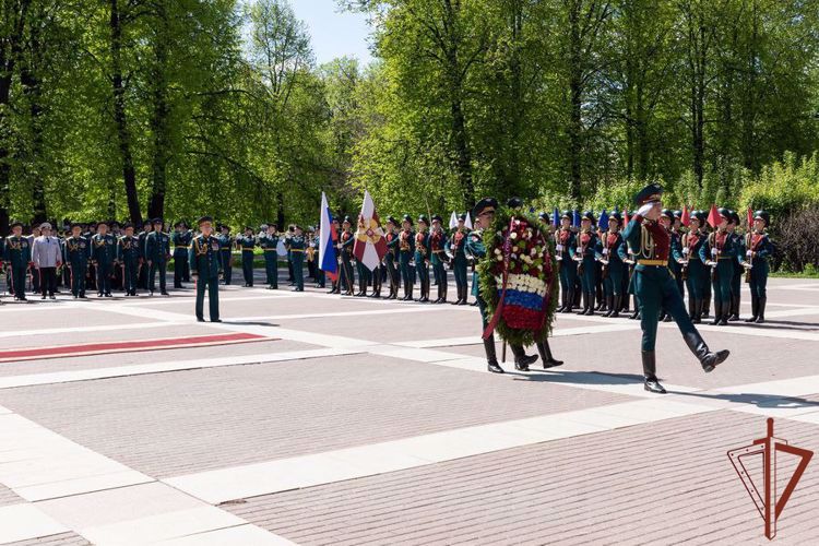 В преддверии Дня Победы генерал армии Виктор Золотов поздравил ветеранов Великой Отечественной войны