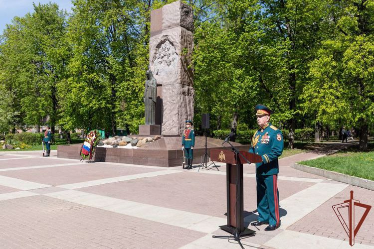 В преддверии Дня Победы генерал армии Виктор Золотов поздравил ветеранов Великой Отечественной войны