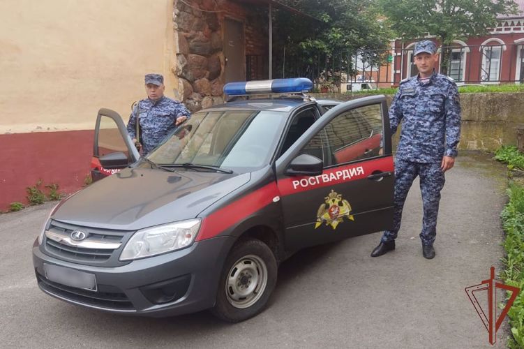 Сотрудники Росгвардии оказали доврачебную помощь потерявшей сознание на улице жительнице Смоленской области