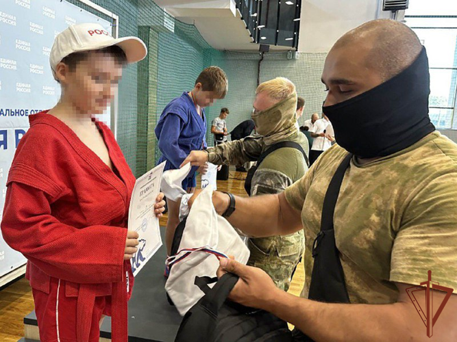 Показательные выступления провели росгвардейцы в Мелитополе