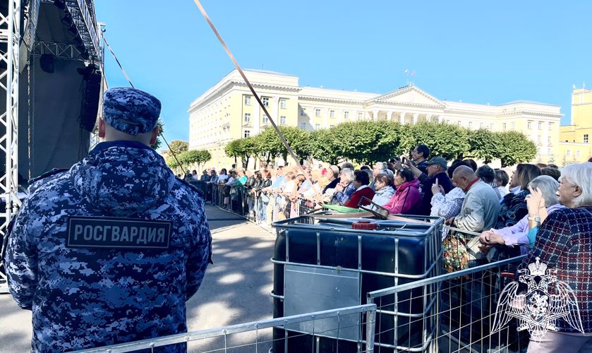 В Смоленске росгвардейцы обеспечили правопорядок во время проведения массовых мероприятий