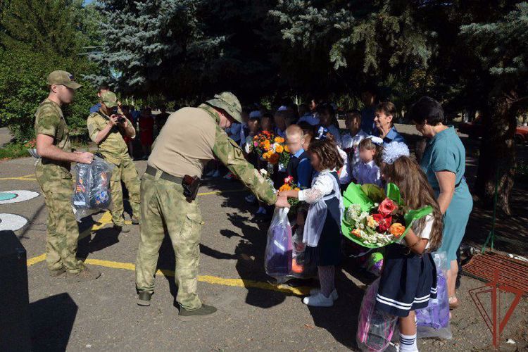 Школьные принадлежности подарили детям росгвардейцы в ЛНР