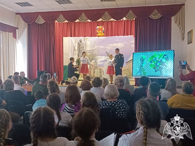 В Смоленске росгвардейцы поздравили учителей с профессиональным праздником
