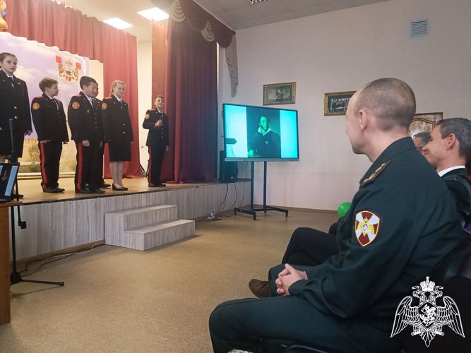 В Смоленске росгвардейцы поздравили учителей с профессиональным праздником