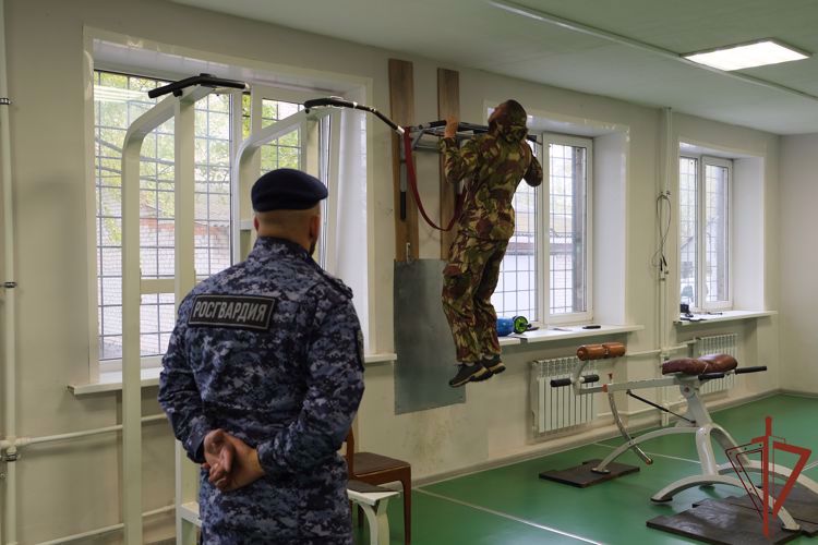 В Смоленске и Твери сотрудники Росгвардии прошли испытания на право ношения знака отличия спецподразделений