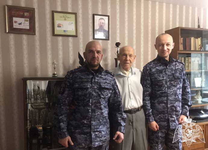 В Смоленске росгвардейцы навестили семьи сотрудников,  погибших при исполнении служебного долга