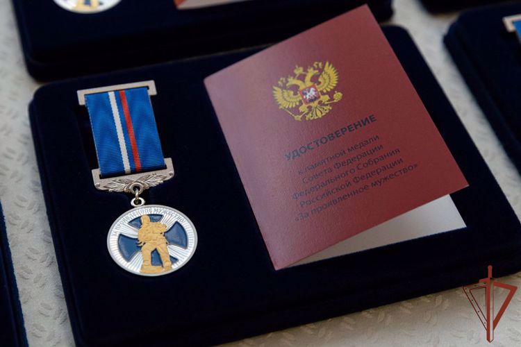 Генерал-лейтенант Алексей Воробьев и герой России полковник Сергей Хайрудинов приняли участие в церемонии награждения детей-героев