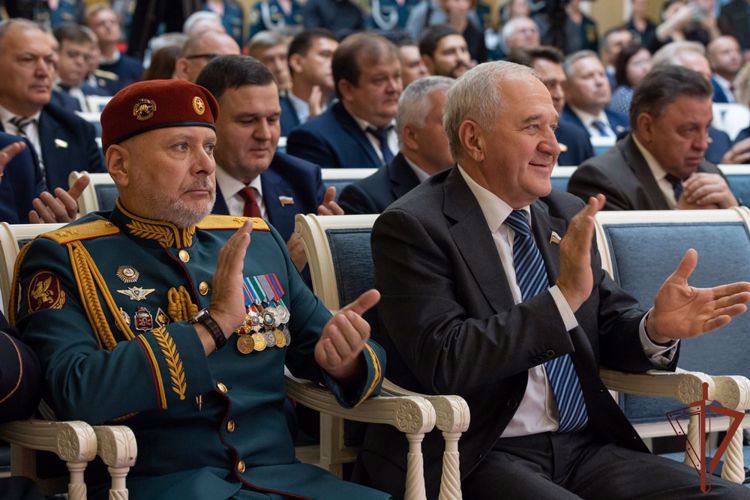 Генерал-лейтенант Алексей Воробьев и герой России полковник Сергей Хайрудинов приняли участие в церемонии награждения детей-героев