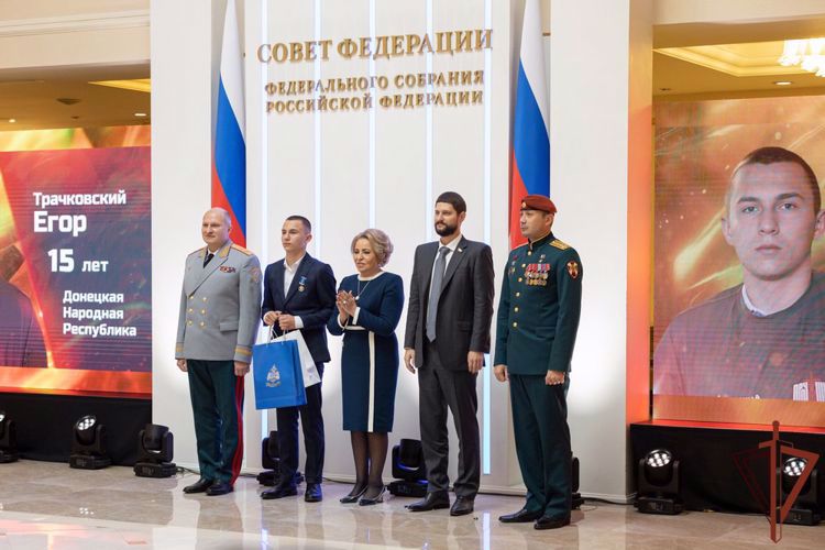 Генерал-лейтенант Алексей Воробьев и герой России полковник Сергей Хайрудинов приняли участие в церемонии награждения детей-героев