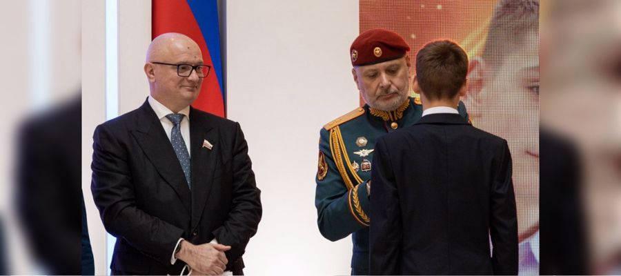 Генерал-лейтенант Алексей Воробьев и герой России полковник Сергей Хайрудинов приняли участие в церемонии награждения детей-героев