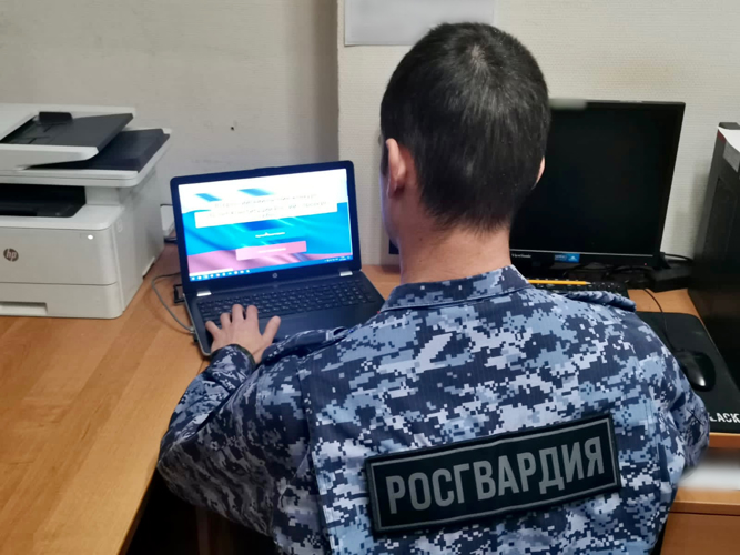 В Смоленске росгвардейцы прошли онлайн-тест на знание основ Конституции России