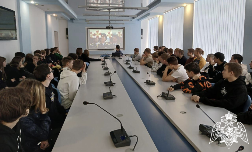 В Смоленске росгвардейцы рассказали молодежи о ведомственных институтах