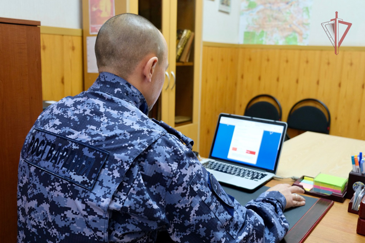 В Смоленске росгвардейцы прошли онлайн-тест на знание основ Конституции России