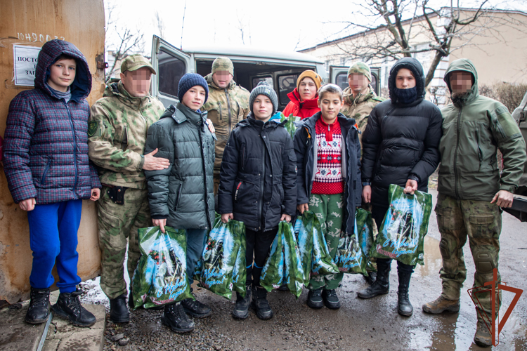 Росгвардейцы поздравили с Новым годом и Рождеством Христовым воспитанников детских домов Луганской Народной Республики