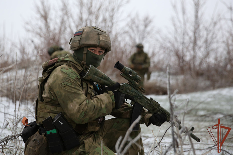 Росгвардейцы обнаружили на брошенных позициях ВСУ тайник с боеприпасами