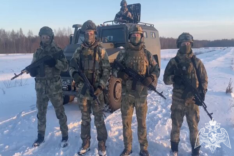 Росгвардейцы поздравили ветеранов с 80-й годовщиной снятия блокады Ленинграда (видео)