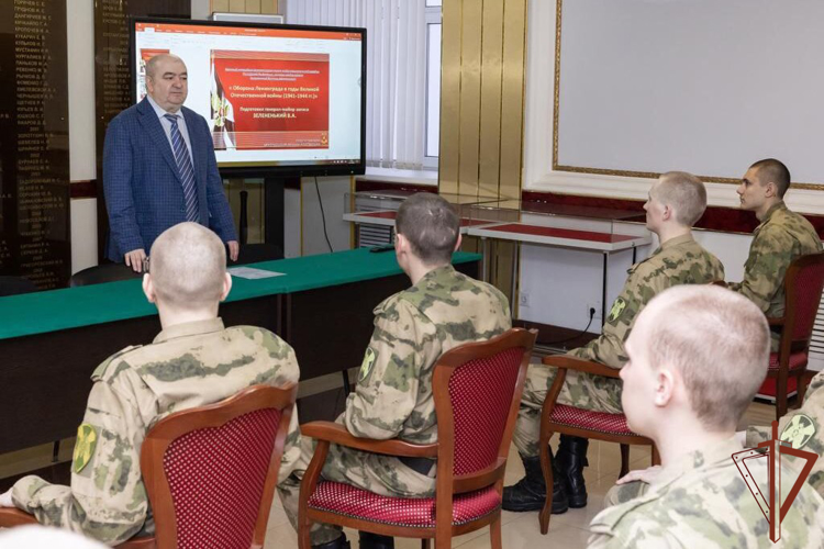 «Лектор истории» Центрального музея Росгвардии знакомит посетителей с участием войск правопорядка в прорыве блокады Ленинграда