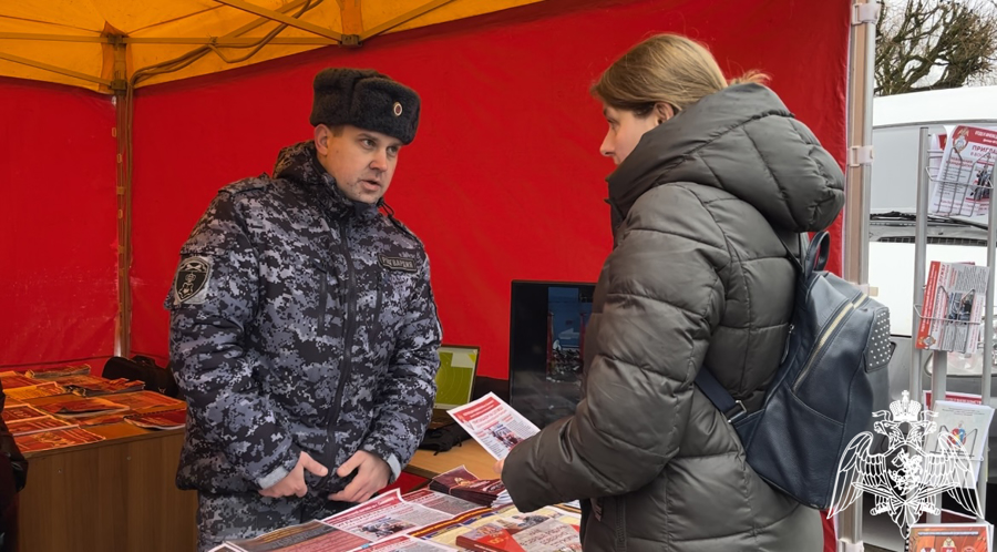 В День защитника Отечества смоленские росгвардейцы приняли участие в выставке техники