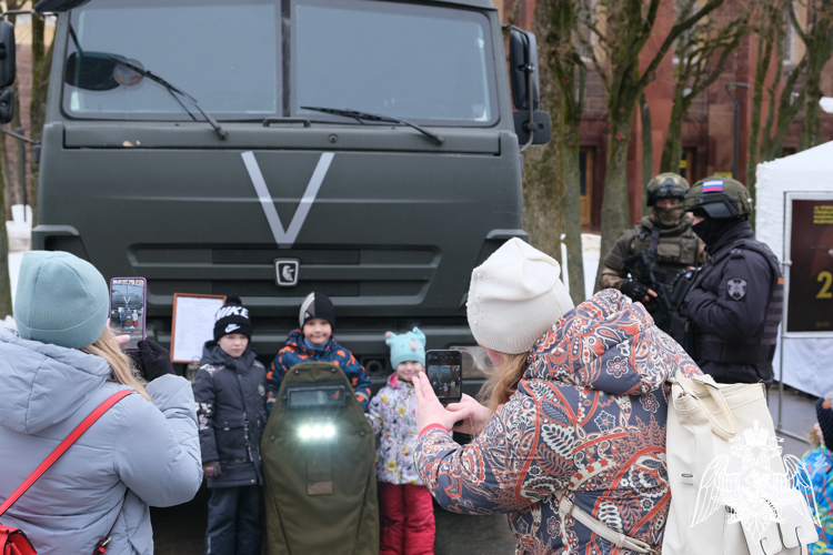 В День защитника Отечества смоленские росгвардейцы приняли участие в выставке техники
