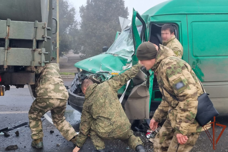 Инспекторы ВАИ Росгвардии спасли пострадавшего в ДТП в ДНР