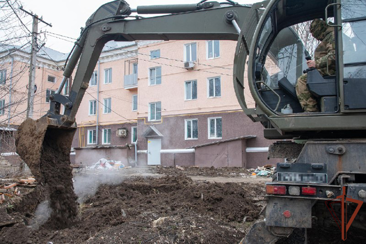 Инженеры Росгвардии помогли восстановить отопление на нескольких улицах Мариуполя