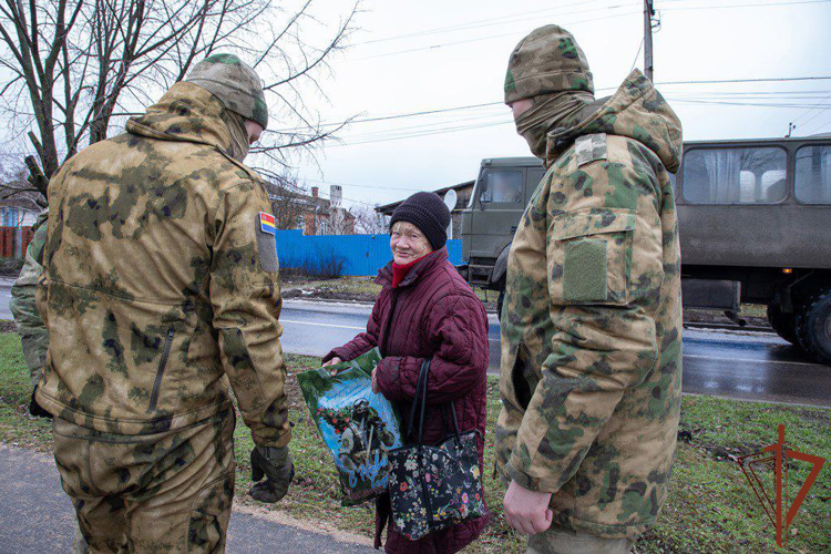 Более 150 килограммов гуманитарной помощи доставили росгвардейцы многодетным семьям в ДНР