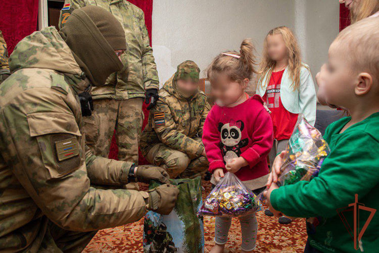 Более 150 килограммов гуманитарной помощи доставили росгвардейцы многодетным семьям в ДНР