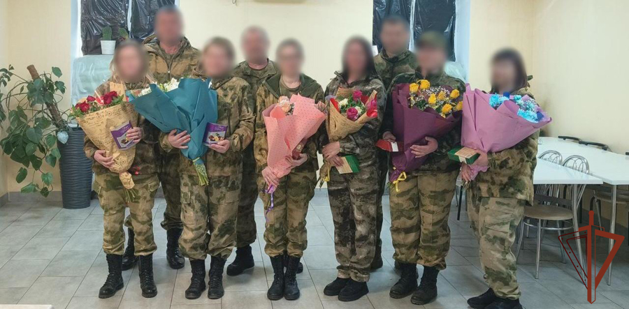 Женщин-сослуживцев с 8 марта поздравили росгвардейцы в Херсонской и Запорожской областях