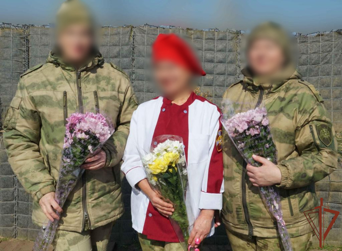 Женщин-сослуживцев с 8 марта поздравили росгвардейцы в Херсонской и Запорожской областях